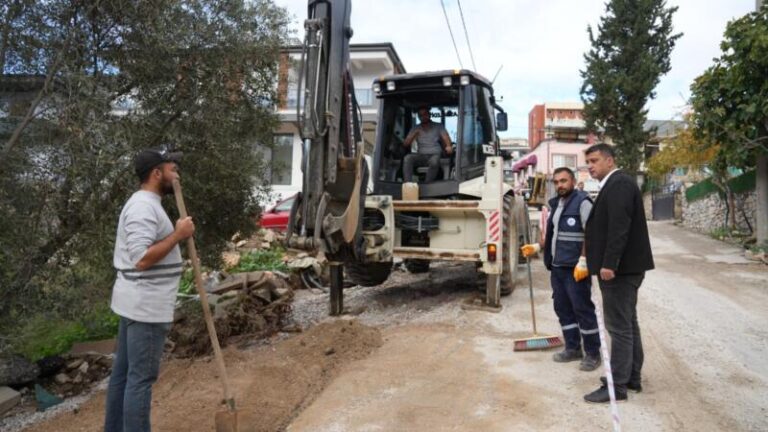 Yağmurun vurduğu yolda gece gündüz mesai …