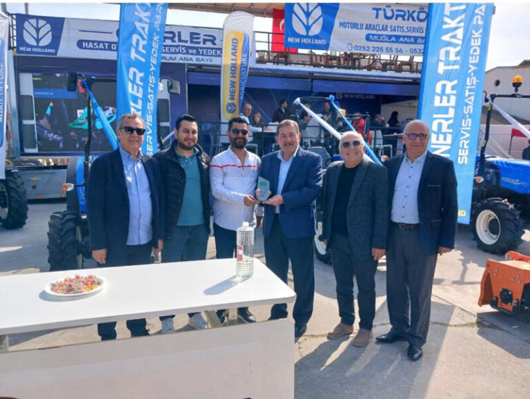 Tarım fuarına katılan firmalara plaketle teşekkür …