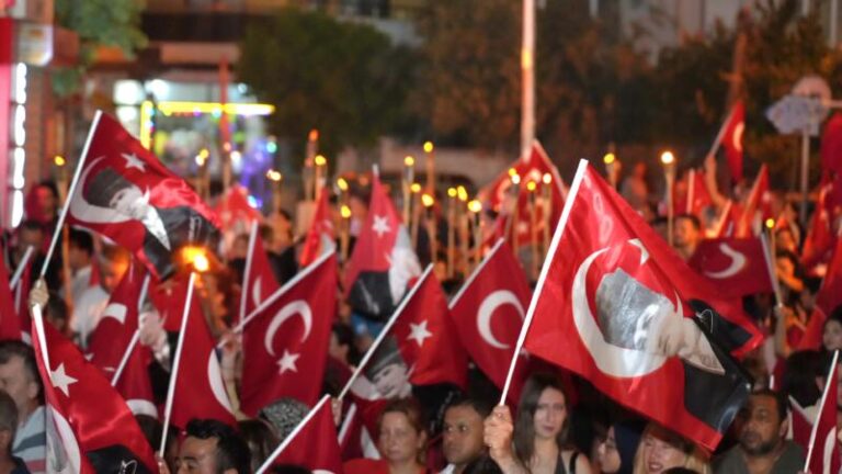 Zafer Bayramı’na Mehmet Erdem’le Muhteşem Final …